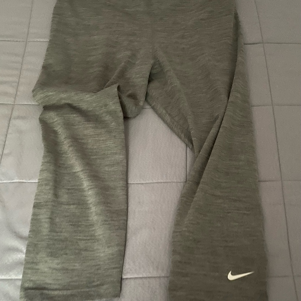 Nike Women's Medium Gray Cropped Leggings